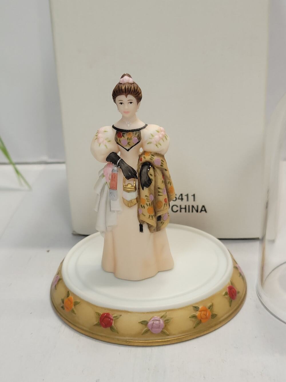 2000 Avon Mrs PFE Albee Presidents Club Award Mini Porcelain Figurine